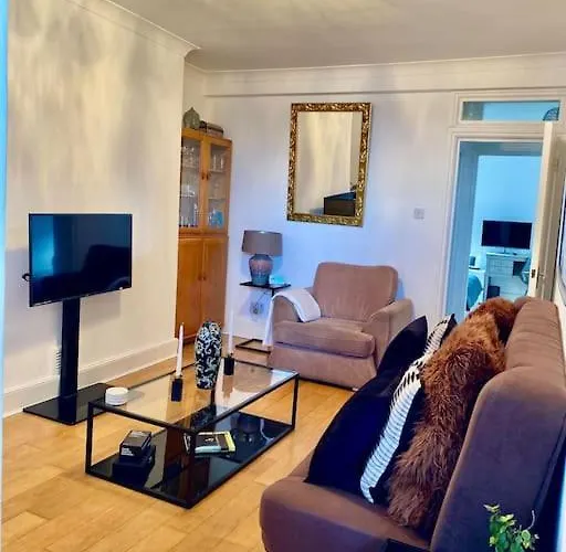 2 Bedroom Flat In Camberwell Green - Central Location With Excellent Connections To Tourist Attractions And Main London Airports