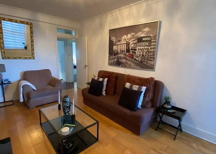 2 Bedroom Flat In Camberwell Green - Central Location With Excellent Connections To Tourist Attractions And Main London Airports